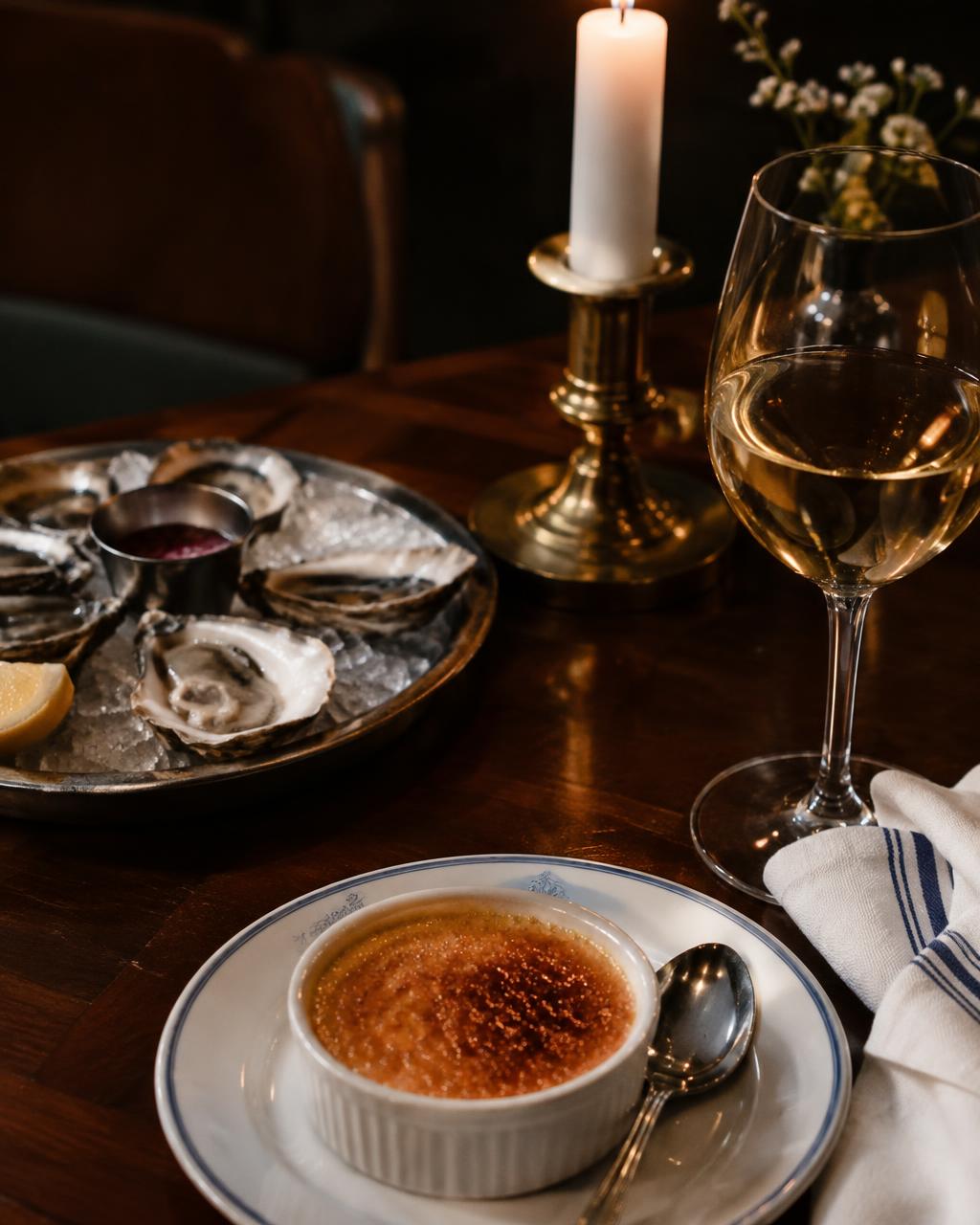 Ostron, crème brûlée och vin